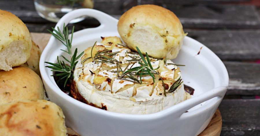 Die einzelnen Hefebrötchen backen im Ofen zusammen und werden dann passend zum Ofenkäse aus Camembert oder Bergbauernkäse auseinandergezupft.