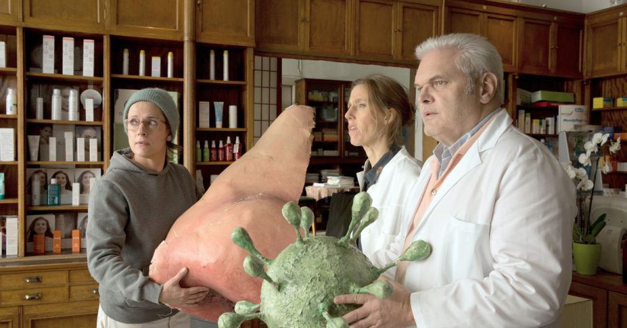 Schaufensterdekorateurin Tanja (Claudia Michelsen, l) in einer Szene der Komödie «Immer der Nase nach».