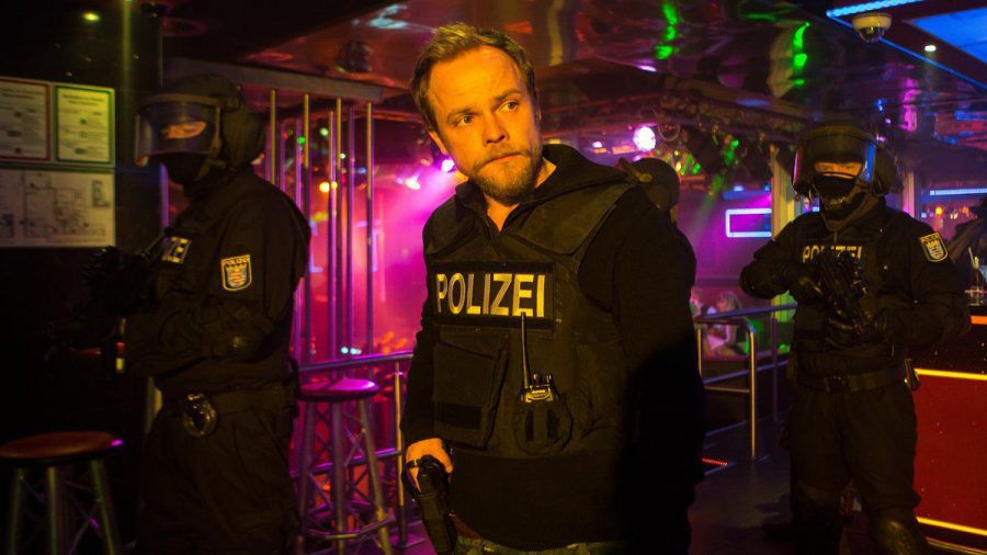 "Kommissar Marthaler: Die Sterntaler-Verschwörung": Schwer gesichert und bewaffnet lässt Marthaler (Matthias Koeberlin) im Sterntaler-Erotikclub eine Razzia vornehmen. (cg/spot)
