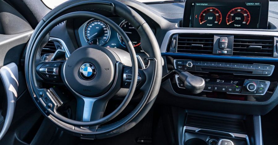 Dirigieren mit den Händen: Tina Schmidt-Kiendl bedient ihren BMW mit einem zusätzlichen Ring fürs Gas und einem Hebel für die Bremse.