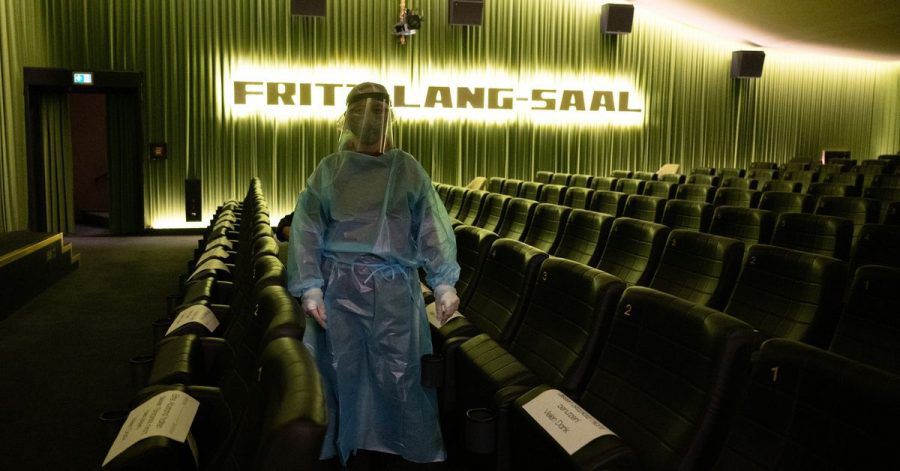 Ein Kino in Dresden bietet in seinem Foyer einen Antigen-Schnelltest an.