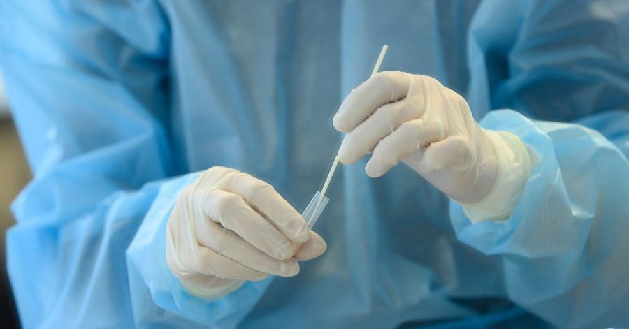 Eine Mitarbeiterin wertet einen Antigen-Schnelltest auf das Coronavirus aus. Die Inzidenz war in der Pandemie bisher Grundlage für viele Corona-Einschränkungen, etwa im Rahmen der ausgelaufenen Bundesnotbremse. Künftig sollen nun weitere Werte wie Krankenhauseinweisungen stärker berücksichtigt werden.