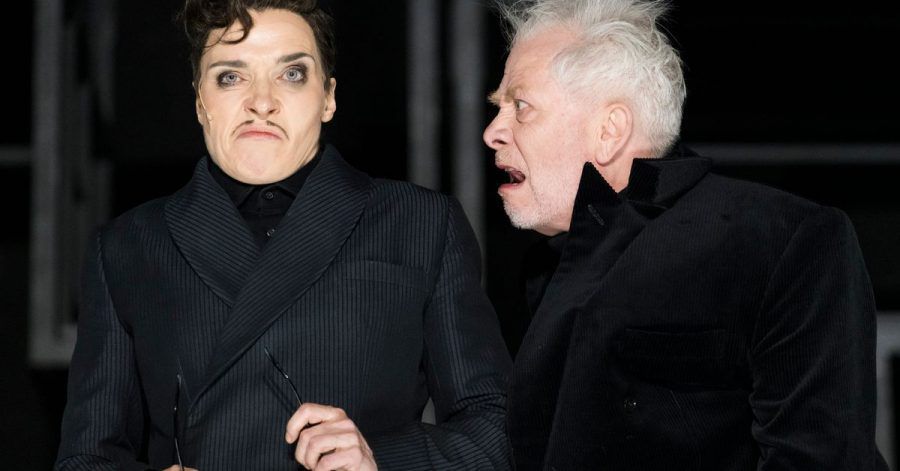 Kathrin Wehlisch und Tilo Nest spielen in einer Probe der "Dreigroschenoper" im Berliner Ensemble.