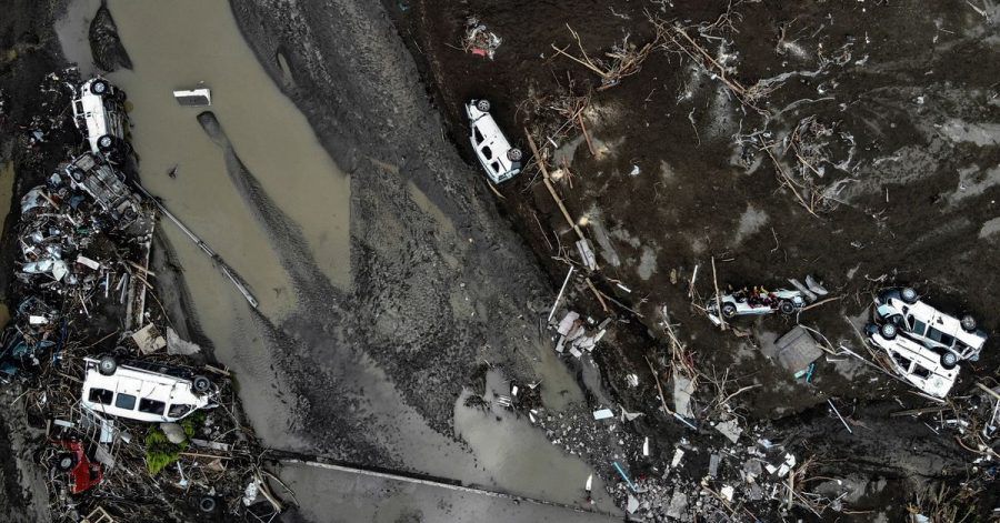 Das Luftbild zeigt umgestürzte Autos inmitten von Zerstörungen nach Überschwemmungen in der Türkei.