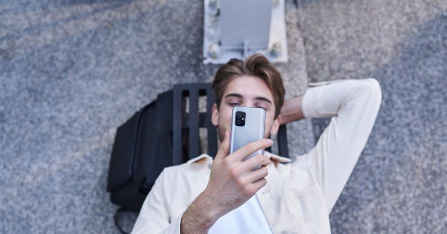 Es passt noch in eine Hand: Das Asus Zenfone 8.
