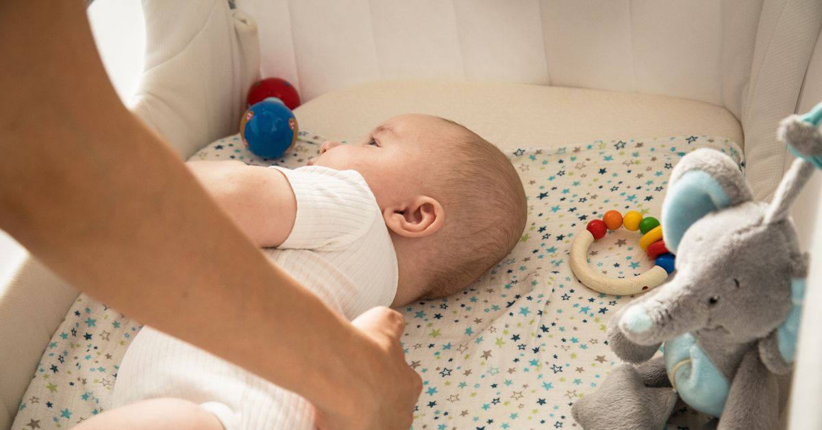 Darum sollte man Babys von ihrer "Lieblingsseite" weglocken