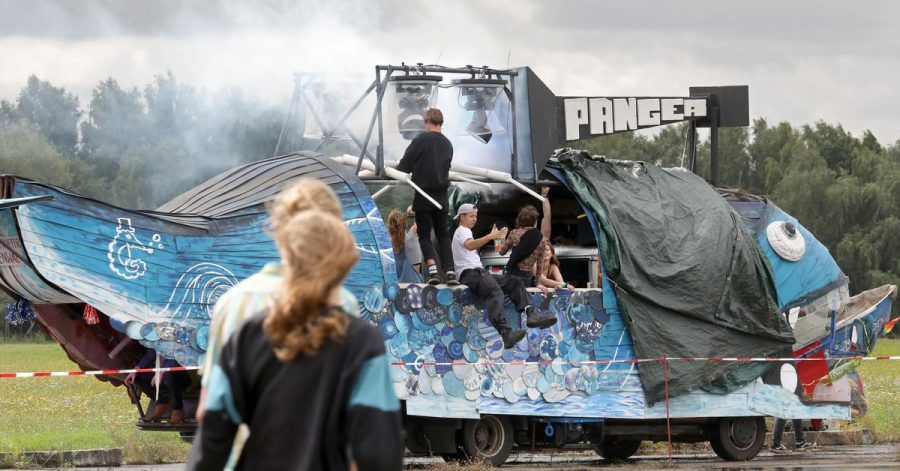Erste Gäste des Pangea-Festivals 2021 auf dem ehemaligen Flugplatz in Pütnitz.