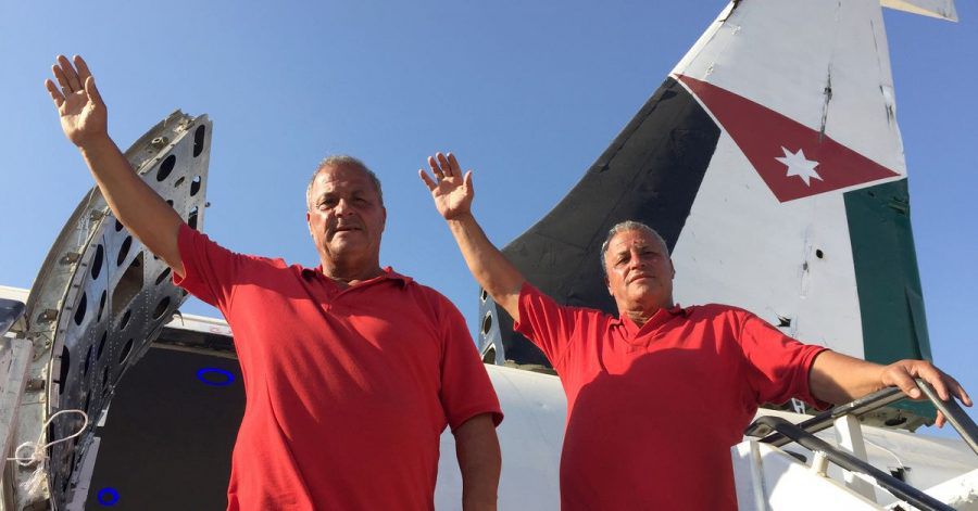 Ata (l) und Chamis al-Sairafi wollen in dem Flugzeug Boeing 707 ein Restaurant eröffnen.