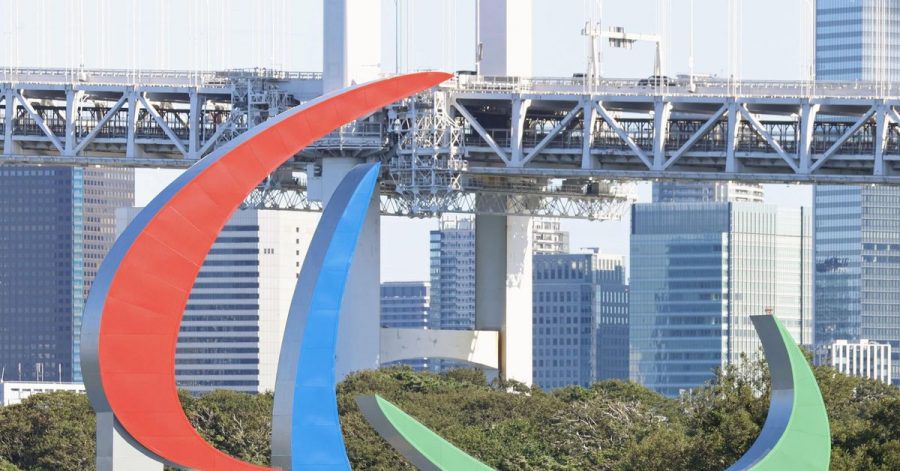 Die drei paralympischen Agitos, das Symbol der Paralympische Spiele, schwimmen im Hafenviertel Odaiba.