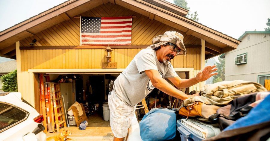 Michael Posadas bereitet sich nahe des Lake Tahoe auf die Evakuierung vor. Das beliebte kalifornische Ausflugsgebiet ist von schnell um sich greifenden Waldbränden bedroht.