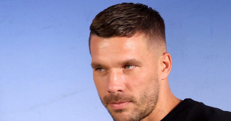 Lukas Podolski hat sich mit dem Coronavirus infiziert.