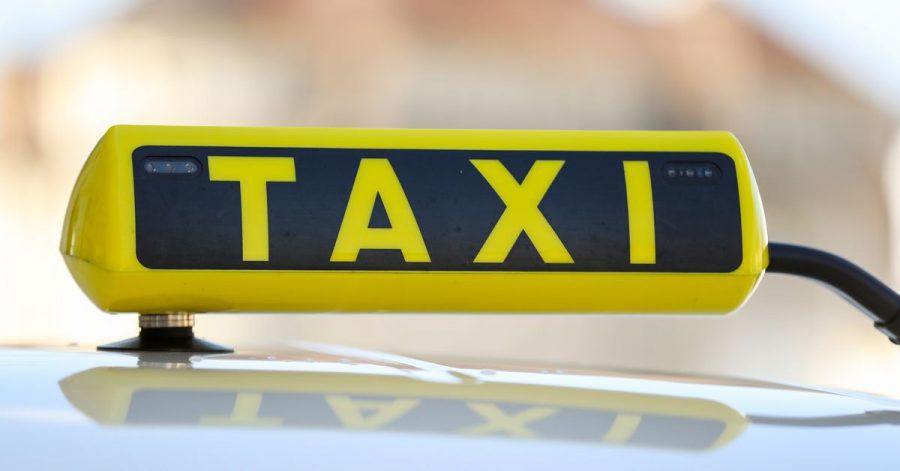 In einem Taxi in Mönchengladbach ist es wegen zwei Knoblauchpizzen zu einem handfesten Streit gekommen.