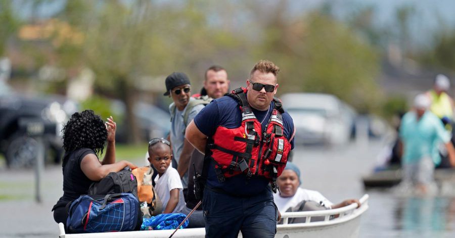 Rettungskräfte evakuieren Menschen nach Hurrikan «Ida» aus den Fluten in New Orleans, Louisiana.