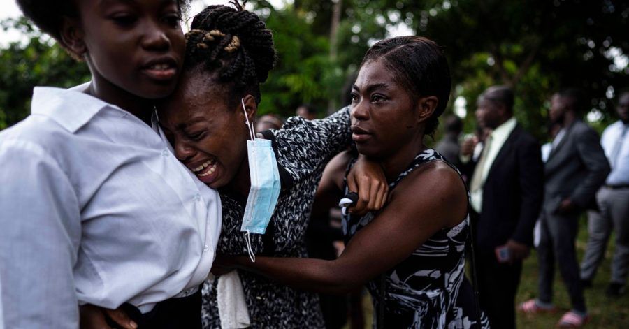 Eine Frau weint während der Beerdigung eines Angehörigen in Les Cayes, der bei dem Erdbeben ums Leben kam.