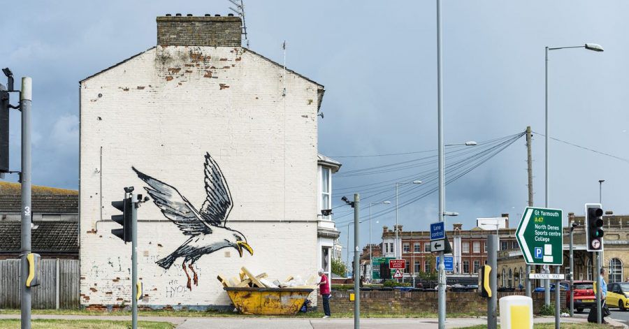 Undatiertes Handout-Foto eines der neuen Werke von Banksy an der Seite eines Hauses in Lowestoft.