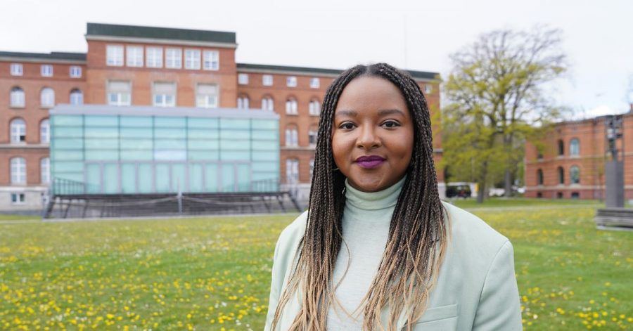 Aminata Touré (Bündnis 90/Die Grünen) vor dem Landtag in Kiel.