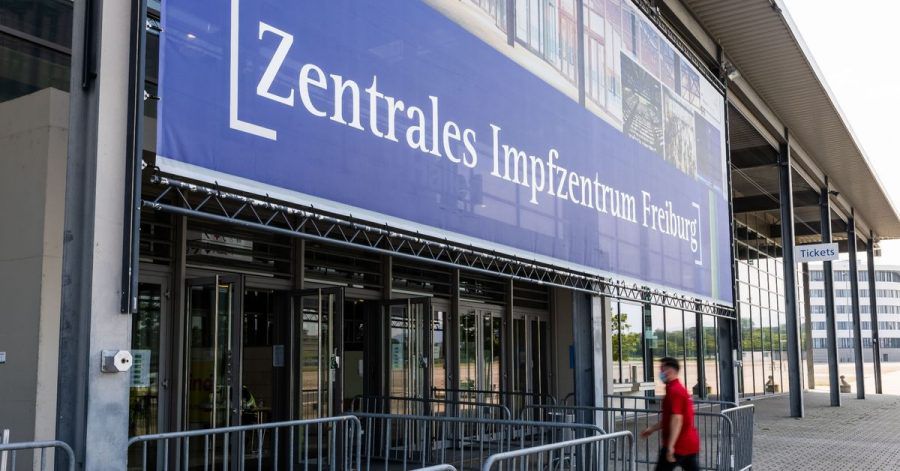 Ein Mann geht auf den Eingang des Zentralen Impfzentrum Freiburg zu.