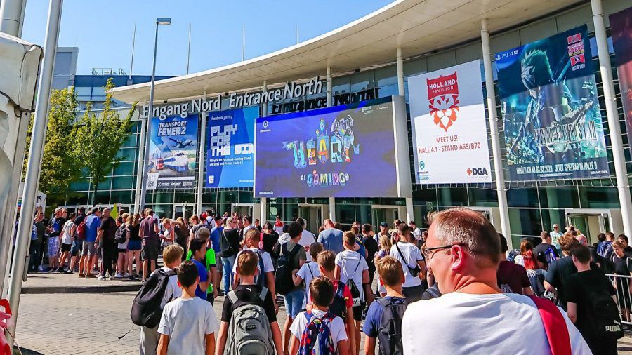 Solche Bilder, wie hier 2019 vor einem der Eingänge der Kölner Messe, wird es in diesem Jahr nicht geben (wue/spot)