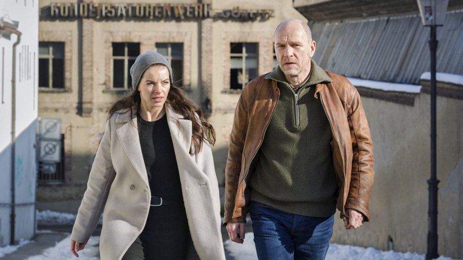 "Wolfsland: Heimsuchung": Viola Delbrück (Yvonne Catterfeld) und Burkhard "Butsch" Schulz (Götz Schubert) ermitteln am ehemaligen Kondensatorenwerk. (cg/spot)