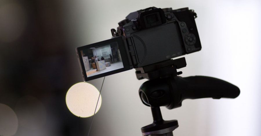 Eine spiegellose Systemkamera mit Wechselobjektiven ist für ambitionierte Hobbyfilmer eine gute Wahl.
