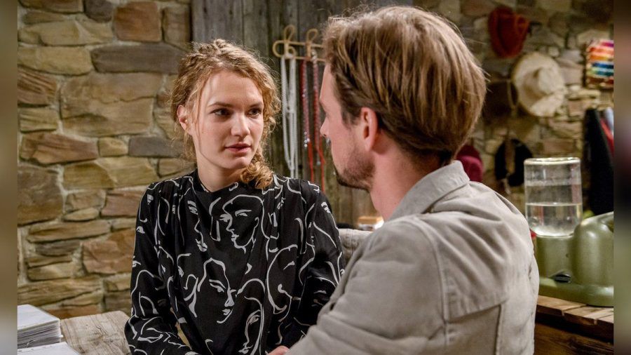 "Sturm der Liebe": Maja zögert, Hannes' großzügiges Angebot, ihre Pferde an den Fürstenhof zu holen, anzunehmen. (cg/spot)