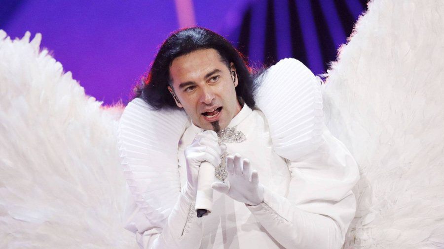 Bülent Ceylan trat 2019 als Engel bei "The Masked Singer" an. (tae/spot)