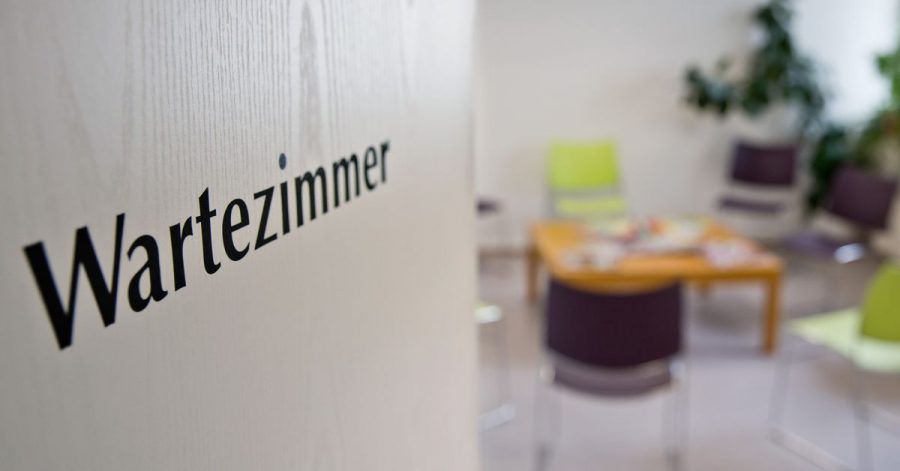 Wenig sitzen, zügig drankommen: Die Zufriedenheit von Patienten in Deutschland ist gestiegen.