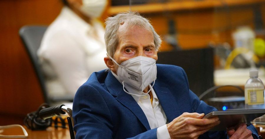 Robert Durst hört im Gerichtssaal den Eröffnungsplädoyers der Anwälte zu. Im Mordprozess gegen ihn hat der New Yorker Millionär am Montag in eigener Sache ausgesagt.