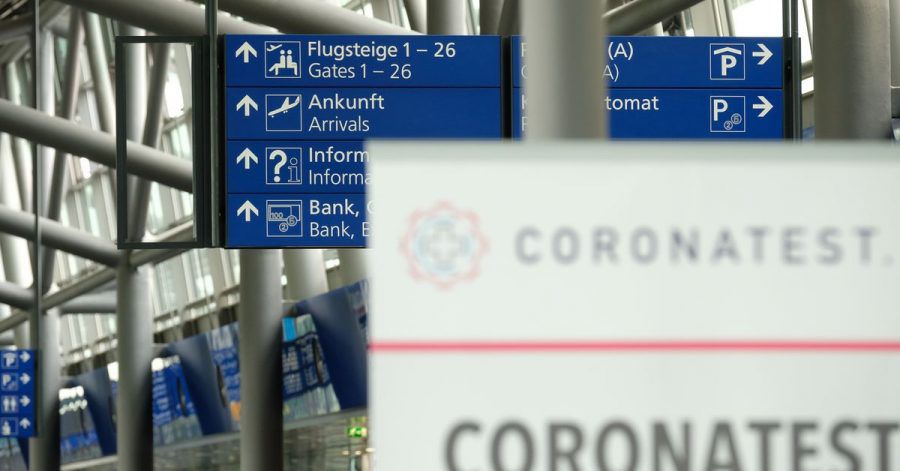 Ein Schild mit der Aufschrift „Coronatest“ im Terminal vom Flughafen Leipzig-Halle.