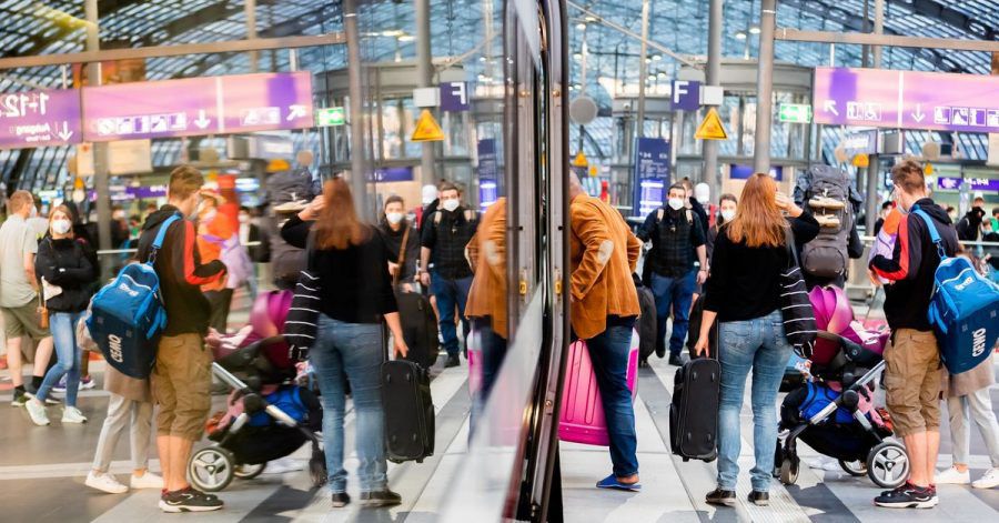 Fahrgäste steigen nach dem Streik am Berliner Hauptbahnhof in einen ICE ein.