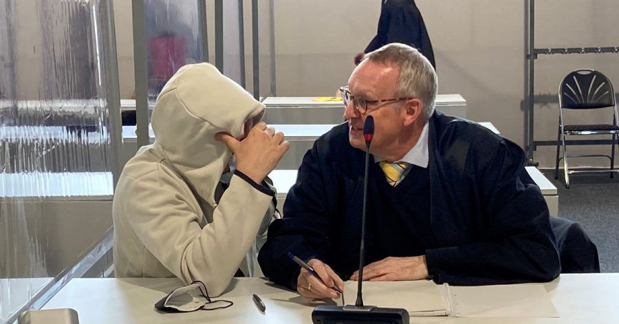 Ein Angeklagter (l) im Prozess um die Drogen-Plattform «Chemical Revolution» sitzt im Landgericht Gießen neben seinem Anwalt.