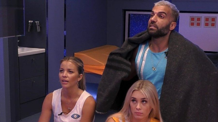 Ina Aogo (li.) und Rafi Rachek diskutieren mit Daniela Büchner, Raumstation-Neuling Payton Ramolla ist mit der angespannten Lage überfordert. (jom/spot)