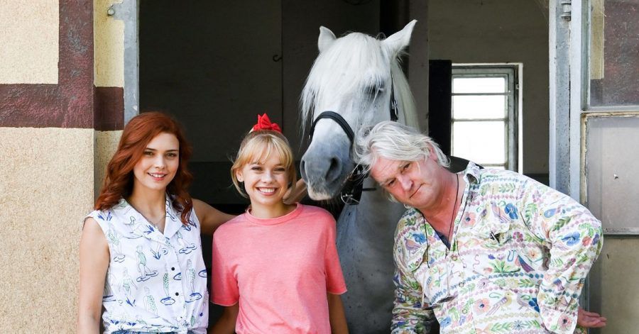 Die Schauspielerinnen Harriet Herbig-Matten (l-r) als Tina, Katharina Hirschberg als Bibi und Regisseur Detlef Buck mit der Schimmelstute Sabrina.