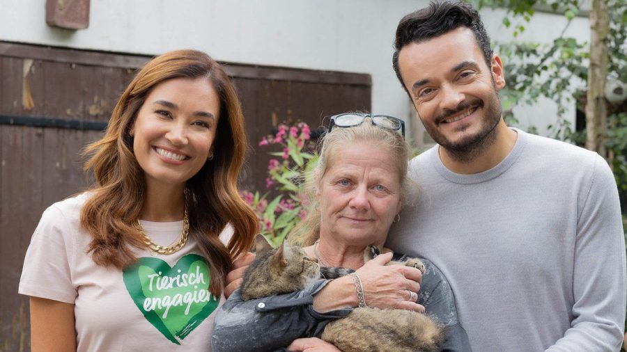 Jana Ina und Giovanni Zarrella mit Heike Schneider, Gründerin und 1. Vorsitzende des Tierschutzvereins Gnadenhof Anna e.V. (spot)