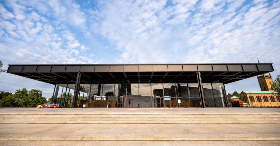 Das Team um den britischen Stararchitekten David Chipperfield hat das ursprünglich nach Plänen des Architekten Ludwig Mies van der Rohe erbauten Bau der Neuen Nationalgalerie saniert und instandgesetzt.