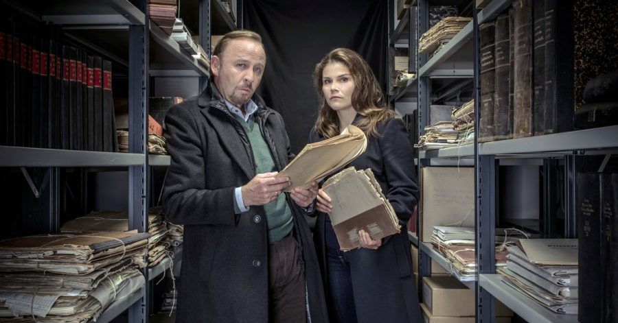 Nina Petersen (Katharina Wackernagel) und Karl Hidde (Alexander Held) wälzen Aktenberge.