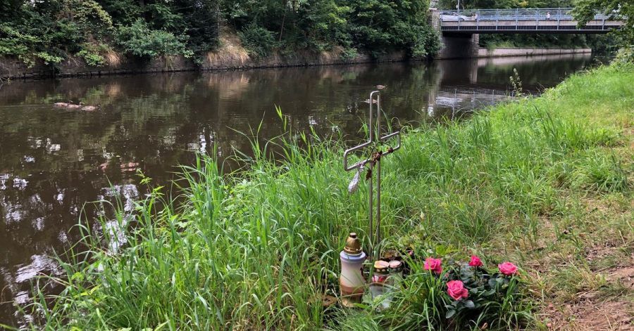 Ein Kreuz am Ufer des Flutkanals in Weiden erinnert an den Tod eines Mannes im September 2020.