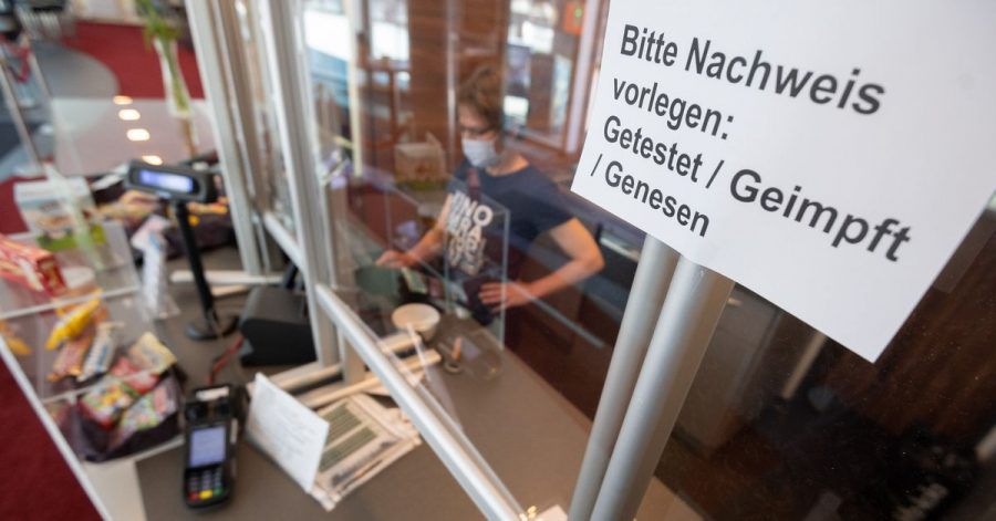 An der Kinokasse: «Bitte Nachweis vorlegen: Getestet, Geimpft, Genesen».