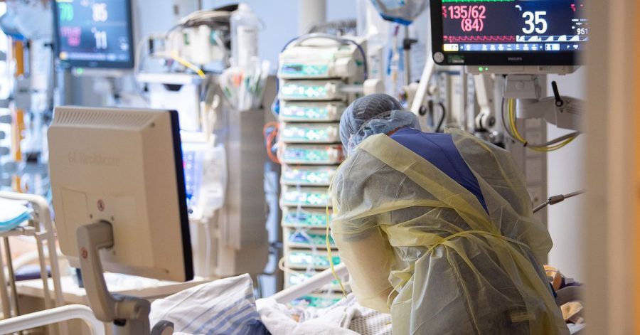 Ein Intensivpfleger arbeitet auf einer Intensivstation an einem Covid-19-Patient.