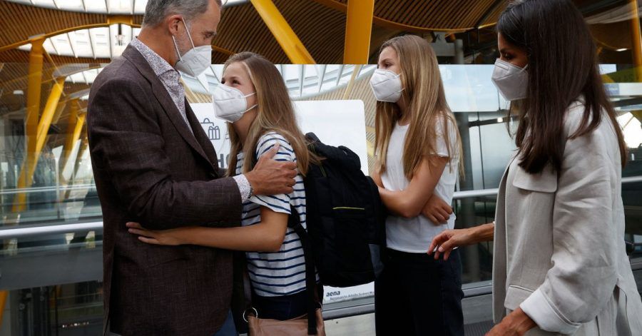 König Felipe von Spanien verabschiedet sich von seiner Tochter Prinzessin Leonor (2.v.l) am Flughafen von Madrid. Daneben steht Infantin Sofia und Königin Letizia.