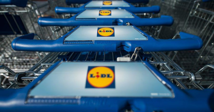 Einkaufswagen stehen vor einer Filiale des Lebensmitteldiscounters Lidl.