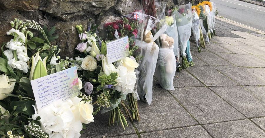 Blumen und Plüschtiere vor dem Lidl-Supermarkt in der Wolesley Road nahe des Biddick Drive in der Gegend von Keyham in Plymouth, wo am Abend des 12.08.2021 sechs Menschen, darunter der Täter, bei einem Schusswaffenangriff an ihren Verletzungen starben.
