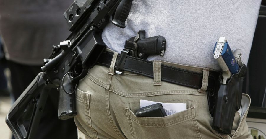 Eine Person mit mehreren Schusswaffen nimmt an einer Demonstration in Seattle für das Recht, Waffen zu besitzen, teil.