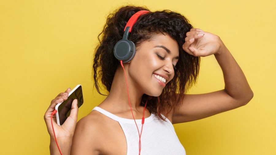 Mit den folgenden Apps haben Fans von Podcasts stets frische Folgen dabei. (wue/spot)