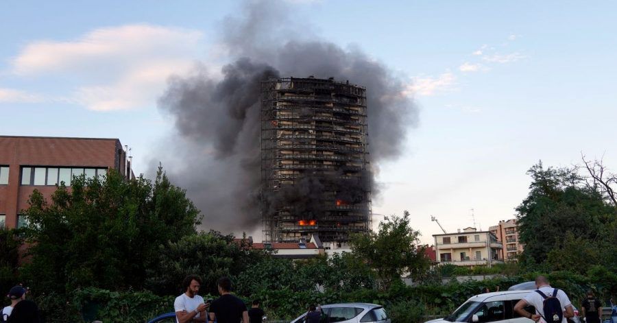 Ein Brand hat am Sonntagnachmittag ein Hochhaus am südlichen Stadtrand von Mailand zerstört.