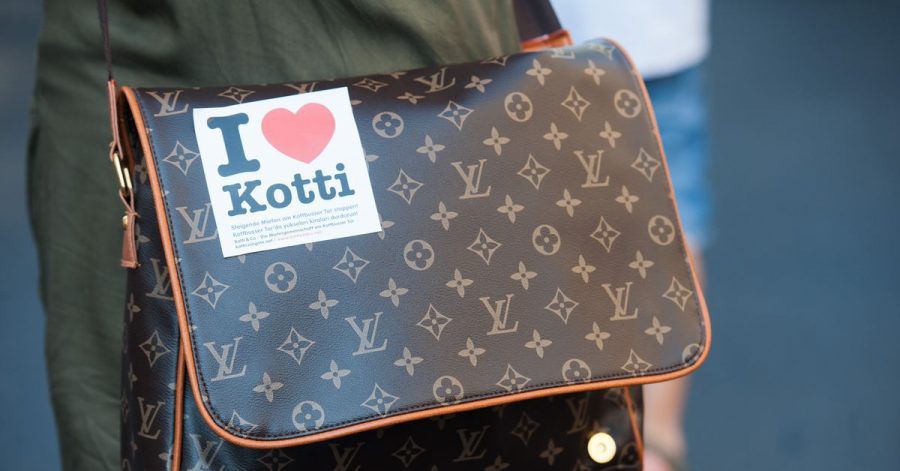 Eine Tasche der Marke Louis Vuitton mit einem "I love Kotti" Sticker.