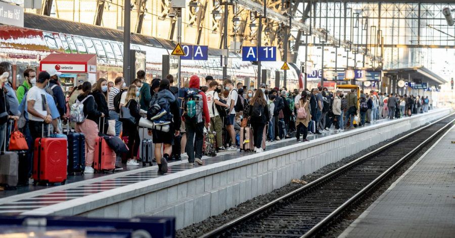 Zahlreiche Reisende müssen sich während des GDL-Streiks in volle Züge quetschen. Die Abstandsregeln einzuhalten, ist dabei kaum möglich.