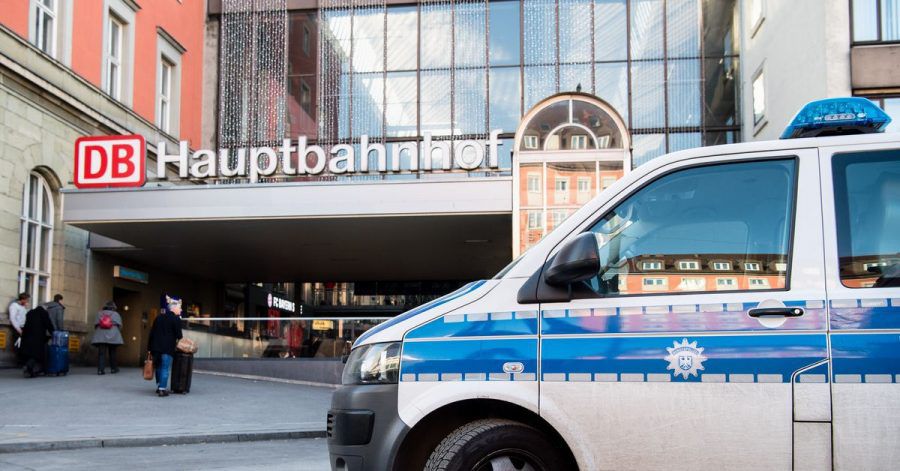 Nach einem umstrittenen Polizeieinsatz in einer Münchner S-Bahn-Station beginnt der Prozess.