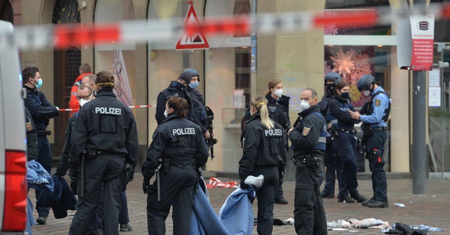 Einsatzkräfte von Polizei sind nahe der Fußgängerzone in Trier im Einsatz, in der ein Auto mehrere Menschen tödlich erfasst hat.