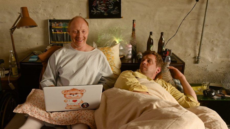 "Kaiserschmarrndrama": Rudi Birkenberger (Simon Schwarz, l.) genießt die traute Zweisamkeit mit seinem Franz Eberhofer (Sebastian Bezzel) - die Freude ist allerdings eher einseitig. (ili/spot)